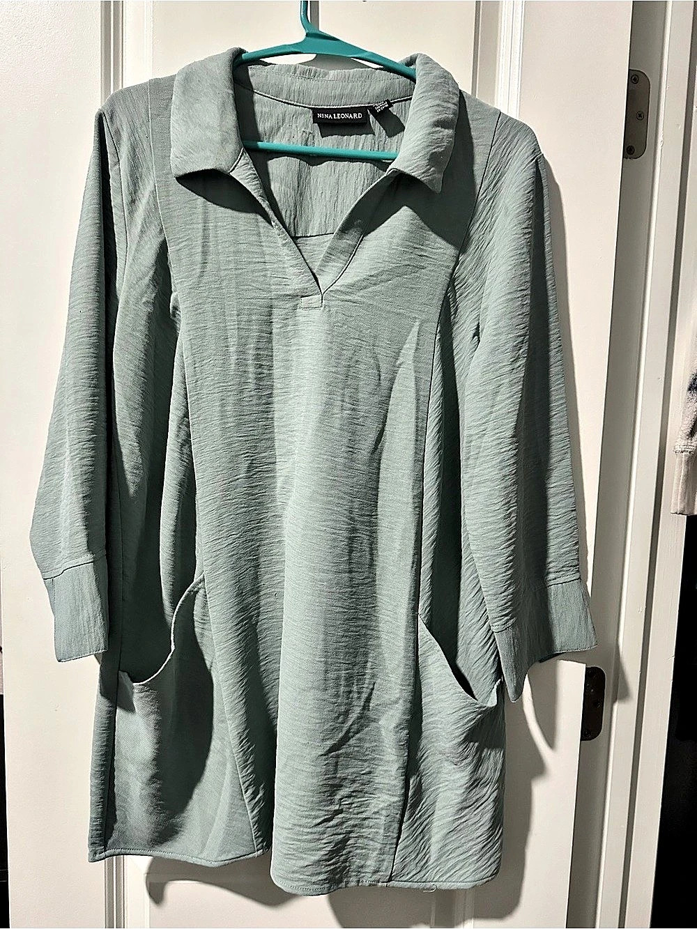 Nina Leonard Tunic Top Long Sleeve in Pale Green Size Medium Like New